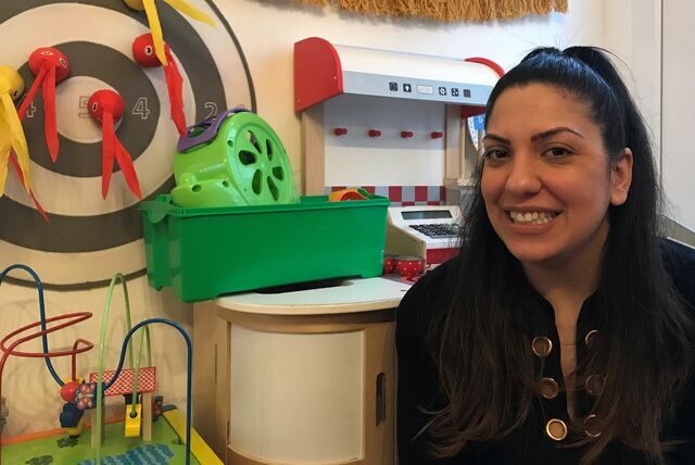 Selvi Aksünger (30) ist zweifache Mutter, aber das ist nicht der einzige Grund, warum sie Spielzeug, Malblöcke und Kinderbücher in ihrem Café Rot im Kaiserviertel in Dortmund hat.