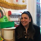 Selvi Aksünger (30) ist zweifache Mutter, aber das ist nicht der einzige Grund, warum sie Spielzeug, Malblöcke und Kinderbücher in ihrem Café Rot im Kaiserviertel in Dortmund hat.