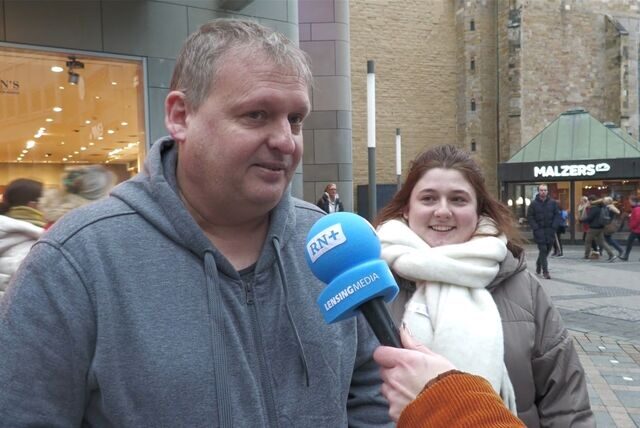 Zwei Passanten werden von einer RN-Reporterin mit einem Mikrofon befragt