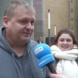 Zwei Passanten werden von einer RN-Reporterin mit einem Mikrofon befragt