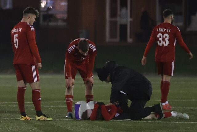 Ein Spieler des Lüner SV liegt verletzt am Boden.