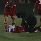 Ein Spieler des Lüner SV liegt verletzt am Boden.