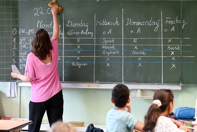 Eine Lehrerin schreibt an die Tafel.