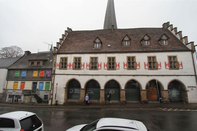 Das alte Rathaus (r.) und die Marktschänke: Mit dem Umbau der kleineren Marktschänke beginnt der Ausbau des Ensembles.
