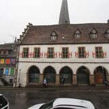 Das alte Rathaus (r.) und die Marktschänke: Mit dem Umbau der kleineren Marktschänke beginnt der Ausbau des Ensembles.
