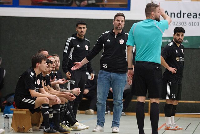Schiedsrichter Bogdan Satcau im Austausch mit Wetter-Coach Marc Schmitt.