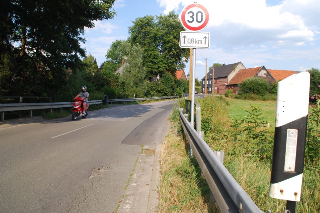 Auf der Landstraße zwischen Warmen und Bentrop ist vor einigen Jahren Tempo 30 angeordnet worden, weil der Zustand der Straße kaum mehr zuließ, ohne Schäden am Fahrzeug zu verursachen. Auf der Landstraße zwischen Warmen und Bentrop ist vor einigen Jahren Tempo 30 angeordnet worden, weil der Zustand der Straße kaum mehr zuließ, ohne Schäden am Fahrzeug zu verursachen.