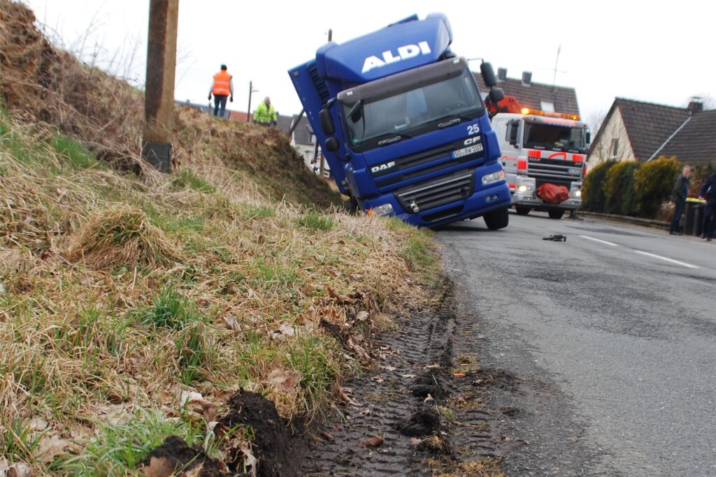 Wegen fehlender Bankette sind auf Landstraße in Warmen in der Vergangenheit schon häufiger Fahrzeuge – wie hier am 23. März 2018 ein Transporter von Aldi – in die Böschung abgerutscht. Wegen fehlender Bankette sind auf Landstraße in Warmen in der Vergangenheit schon häufiger Fahrzeuge – wie hier am 23. März 2018 ein Transporter von Aldi – in die Böschung abgerutscht.