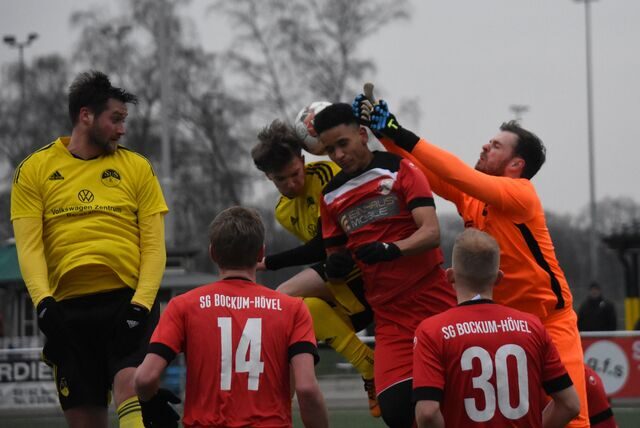 Henning Steffen (l.) und Philipp Schubert (2.v.l.) gehen hier zum Kopfball nach einer Kaiserauer Ecke hoch. Bilal Baaka und Torhüter Tobias Krakor wollen ebenfalls zum Ball, Justin Krausch und Dennis Klossek (r.) beobachten die Szene im Vordergrund.