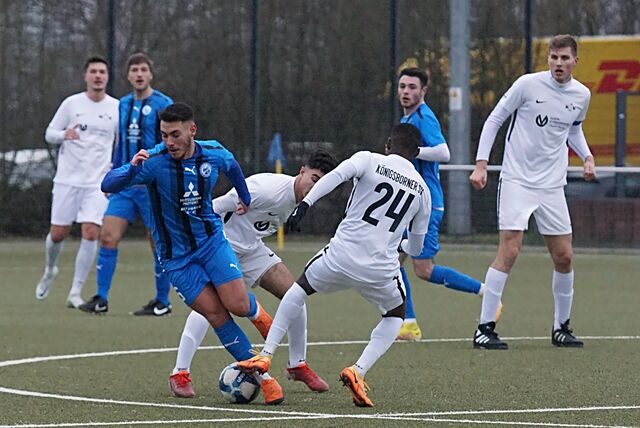 Salah Edine Darraz (Mitte) und Leo Mayka bremsen hier Brünninghausens Onur Tekin aus. Der Königsborner SV setzte sich im Testspiel mit 5:1 gegen den Westfalenligisten durch.