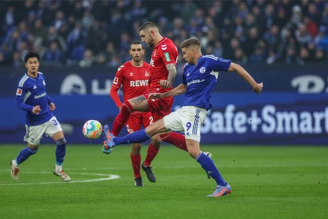 Simon Terodde, Schalke 04 (r.) und Julian Chabot, 1. FC Köln.