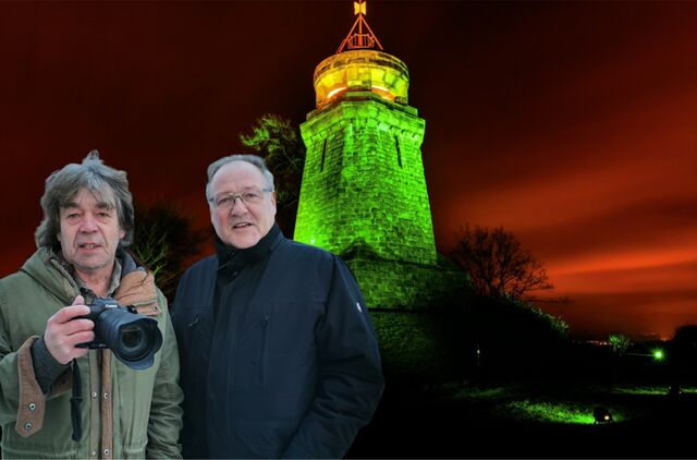 Der Vorsitzender des „Bismarckturmvereins Unna in Fröndenberg“, Frank Lütkefent (r.), und Fotograf Waldemar Pache können sich gut vorstellen, dass der Bismarckturm ein Teil der Lichtkunst wird. Wie das aussehen kann, wurde schon ausprobiert.