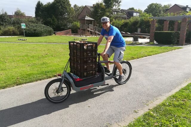 Für den Lüner Marc Frieling ist das Fahrrad der Autoersatz geworden. Mit seinem Lastenfahrrad eines dänischen Herstellers macht er nicht nur den Wocheneinkauf, sondern sorgt auch schonmal fürs Essen auf ADFC-Veranstaltungen, wie hier bei einer Critical Mass.