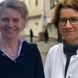 In der Hubertus-Apotheke von Anne-Katrin Burmester (l.) und in der Markt-Apotheke von Dr. Anke Lochmann bestehen die Corona-Teststellen auch im Februar 2023 noch fort.