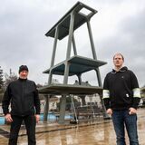 Noch steht er nackt und kahl da: In der kommenden Freibad-Saison wollen die Sportwelt-Akteure Jörg Husemann (l.) und Sebastian Makowka den Spungturm wieder in Betrieb nehmen.