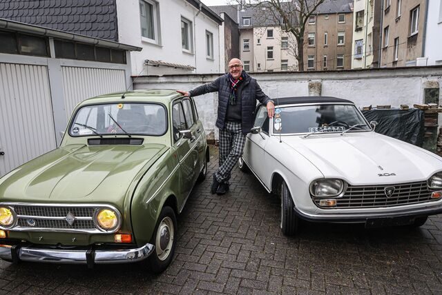 Reinhard Obser in einem Garagenhof zwischen seinem Renault R4 und seinem umgebauten Peugeot Cabrio 204/304.
