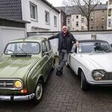 Reinhard Obser in einem Garagenhof zwischen seinem Renault R4 und seinem umgebauten Peugeot Cabrio 204/304.