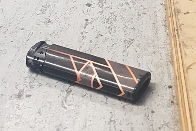Ein Feuerzeug liegt in der Bergkamener Friedrichsberg-Sporthalle hinter dem Tor. Es soll kurz vor Ende des Finalspiels quer durch die Halle geflogen sein.