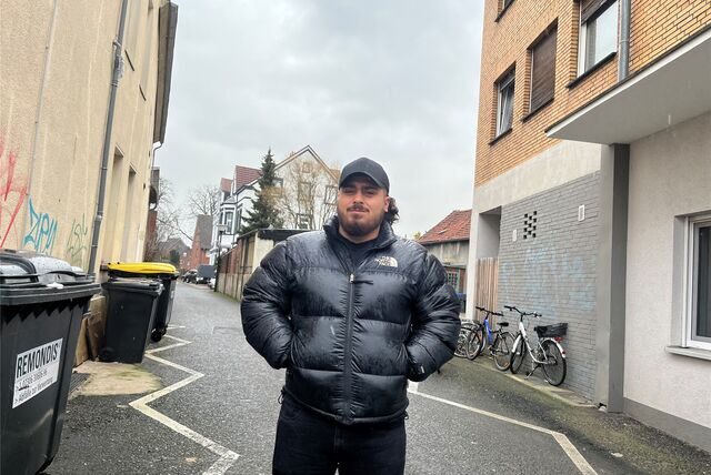 Firat Celik hat seinen Imbissbetrieb in unmittelbarer Nähe einer der durchsuchten Wohnungen.