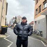 Firat Celik hat seinen Imbissbetrieb in unmittelbarer Nähe einer der durchsuchten Wohnungen.