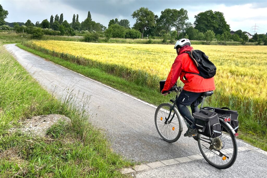 Ein Radfahrer fährt über den Ruhrtalradweg in Fröndenberg-Altendorf. Der Weg soll eine neue Oberfläche aus Asphalt bekommen.