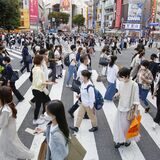 Menschen, die Mund-Nasen-Schutz tragen, gehen im Tokioter Stadtteil Shibuya über die dortige, diagonal zu überquerende Kreuzung.