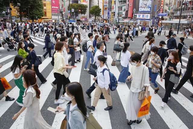 Menschen, die Mund-Nasen-Schutz tragen, gehen im Tokioter Stadtteil Shibuya über die dortige, diagonal zu überquerende Kreuzung.