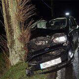 Dieser Wagen nahm erheblichen Schaden an, als er an der Heerener Straße gegen einen Baum stieß. Die Fahrerin schien gemessen daran glimpflich davon gekommen zu sein.