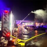 Die Feuerwehr Bochum bei einer brennenden Lagerhalle in einem Industriegebiet.