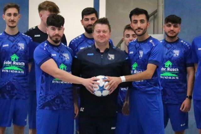 Björn Ziegert, Trainer von SuS Rünthe, begrüßt die beiden Neuzugänge. Ismail Zade (l.) kommt aus der Reserve von GS Cappenberg.