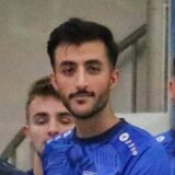 Björn Ziegert, Trainer von SuS Rünthe, begrüßt die beiden Neuzugänge. Ismail Zade (l.) kommt aus der Reserve von GS Cappenberg.