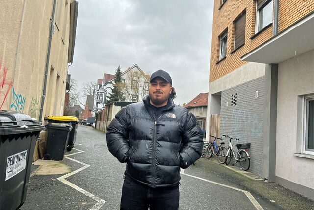 Firat Celik arbeitete am Dienstagabend im Dönerimbiss, während die Polizei im dahinterliegenden Hinterhof eine Wohnung gestürmt haben soll.
