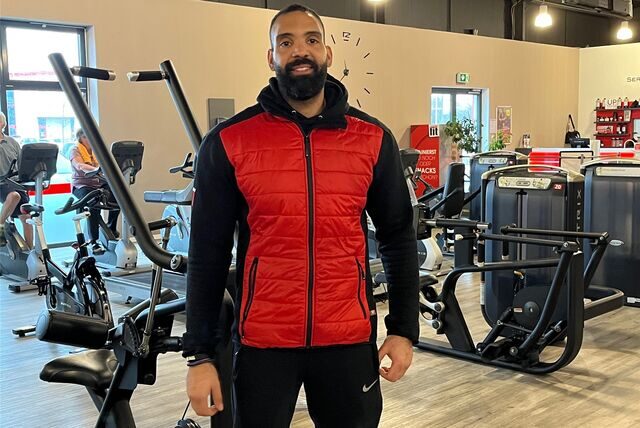 Studioleiter Sultan El Jurdi und sein Team kümmern sich um die Belange der Kunden im Clever Fit.