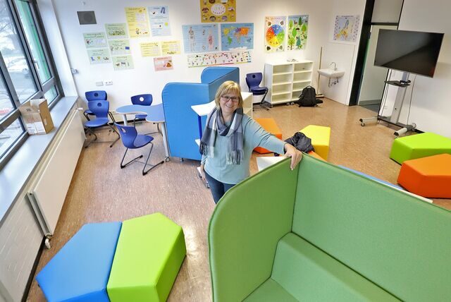 Anstelle von zweckmäßigen Schülertischen und einem Lehrerpult zeigt der inklusionsgeeignete Differenzierungsraum an der Peter-Weiss-Gesamtschule in Unna bequeme Sitzelemente und Bänke sowie eine in einem Häuschen abgesetzte Arbeitsecke. Die Farbtöne sind dezent bunt.