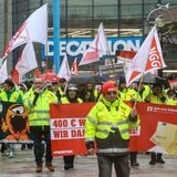 Nach einer Veranstaltung im FZW zogen hunderte Beschäftigte von Coca-Cola in NRW durch die Dortmunder Innenstadt.