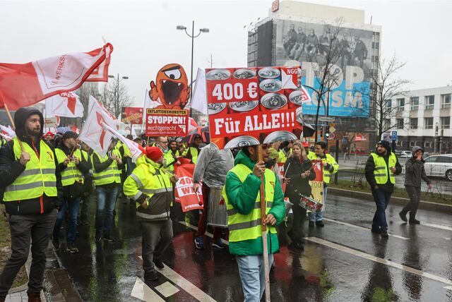 Mitglieder der Gewerkschaft NGG laufen im Rahmen der Demonstration über den Wall.