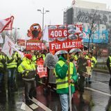 Mitglieder der Gewerkschaft NGG laufen im Rahmen der Demonstration über den Wall.