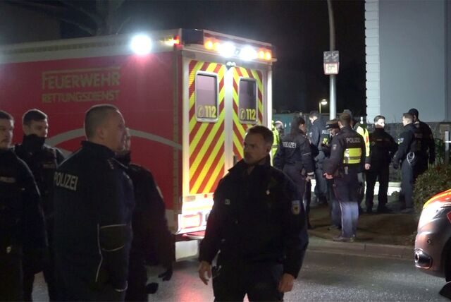 Polizisten stehen nahe der Unfallstelle. Bei dem Bahnunglück in Recklinghausen sind nach ersten Angaben des NRW-Innenministeriums zwei Kinder von einem Güterzug erfasst worden. Ein Kind sei gestorben und eines schwer verletzt, sagte ein Sprecher des Lagezentrums im NRW-Innenministerium am Donnerstagabend.