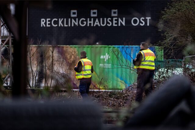 Einsatzkräfte ermittelten nach dem tödlichen Zugunfall im Februar 2023 im Bereich des Bahnhofs Recklinghausen Ost.
