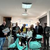 Regine Mühlenbeck freut sich über den Gewinn des E-Rollers. Töchterchen Tessa (8) testet schon mal den Sitzkomfort. Bettina Horsthemke und Thorsten Sprenger haben eine SoleCard Platin gewonnen.