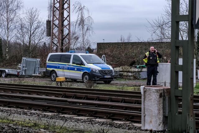 Polizisten sichern nach einem Zugunglück in Recklinghausen die Gleise an der Unfallstelle.