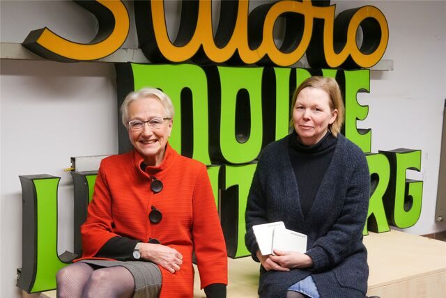 Barbara Höpping (l.) und Dr. Katja Stromberg sitzen vor den Lichtburg-Schriftzeichen, das Jahrzehnte über dem Lüner Kino hing.