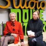 Barbara Höpping (l.) und Dr. Katja Stromberg sitzen vor den Lichtburg-Schriftzeichen, das Jahrzehnte über dem Lüner Kino hing.