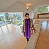 Maklerin Silvia Kreigenfeld von der Volksbank Unna präsentiert das Anwesen in Fröndenberg-Strickherdicke.