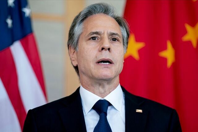 Außenminister Blinken vor einer US-amerikanischen und chinesischen Flagge.