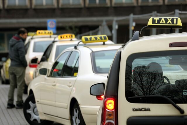 Taxis warten am 18.03.2014 in Duisburg (Nordrhein-Westfalen) am Hauptbahnhof auf Fahrgäste.