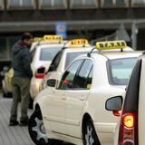 Taxis warten am 18.03.2014 in Duisburg (Nordrhein-Westfalen) am Hauptbahnhof auf Fahrgäste.