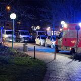 Auf einem Parkplatz stehen Autos und ein Einsatzwagen der Feuerwehr.