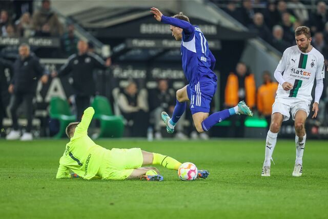 v. l. Jonas Omlin, Gladbach; Marius Bülter, Schalke; Christoph Kramer, Gladbach