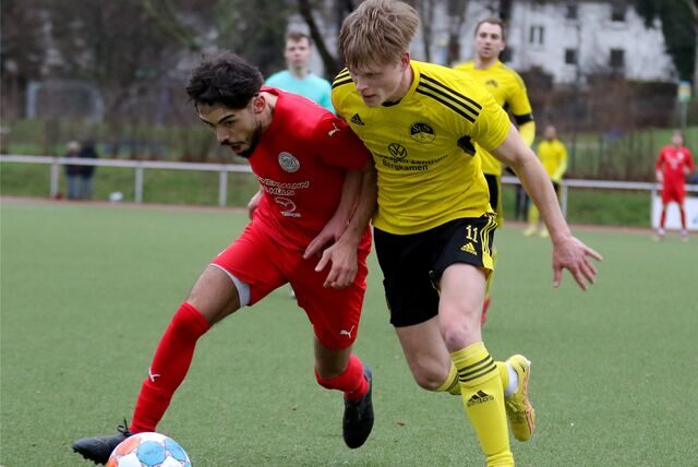Sene Ali setzte sich mit dem Hombrucher SV spät mit 3:2 gegen Phil Richters SuS Kaiserau durch.